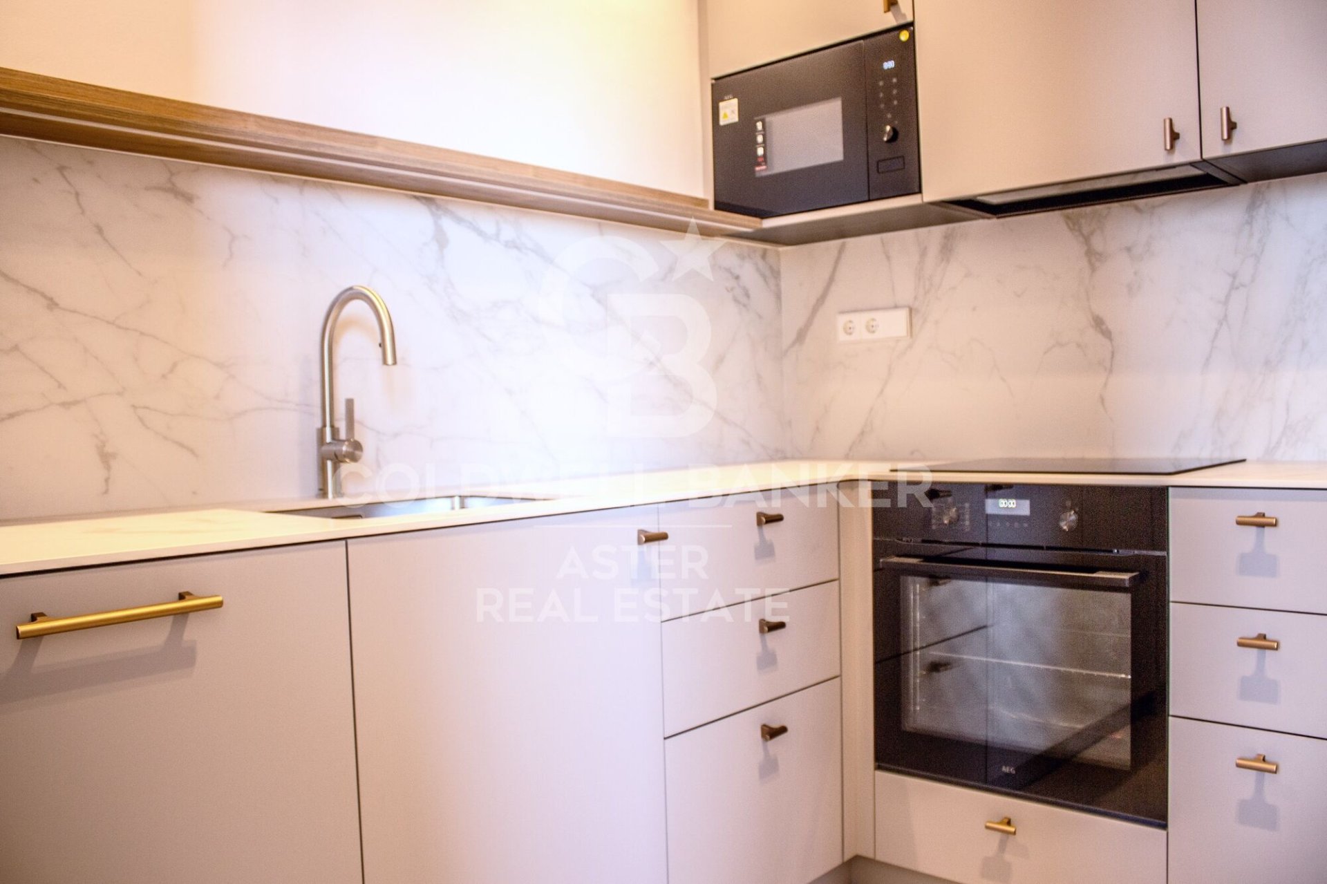 Trīņu māja Barcelona, Spānijā 2 istabas, 89 m2 Nr. 178972