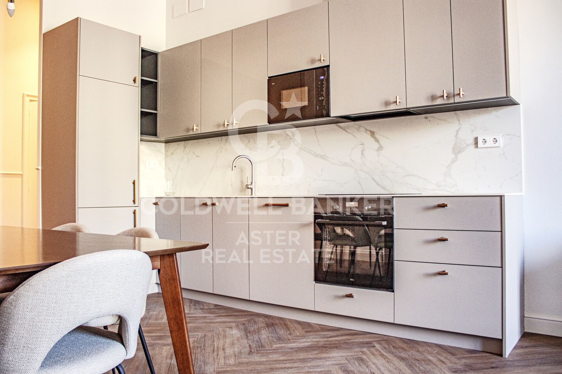 Trīņu māja Barcelona, Spānijā 2 istabas, 118 m2 Nr. 178975