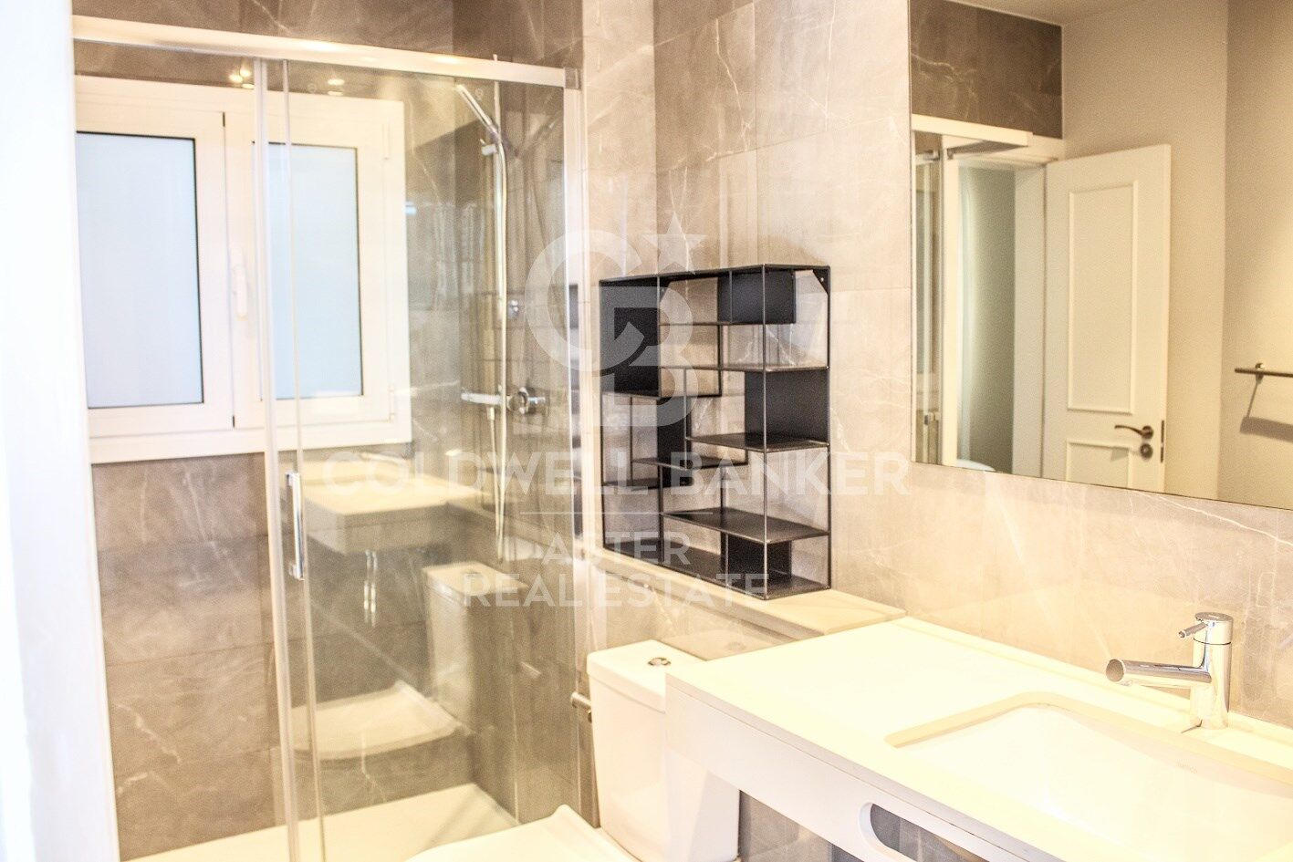 Trīņu māja Barcelona, Spānijā 2 istabas, 86 m2 Nr. 178973