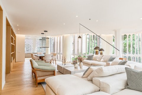 Dzīvoklis Barcelona, Spānijā 5 istabas,  Nr. 141003
