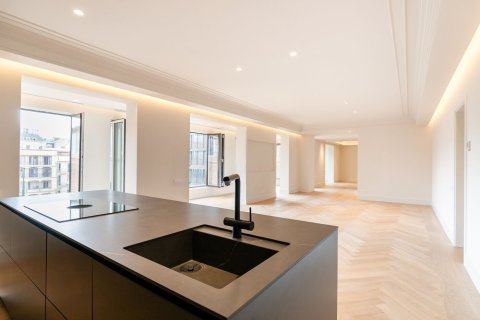 Dzīvoklis Barcelona, Spānijā 4 istabas,  Nr. 141005
