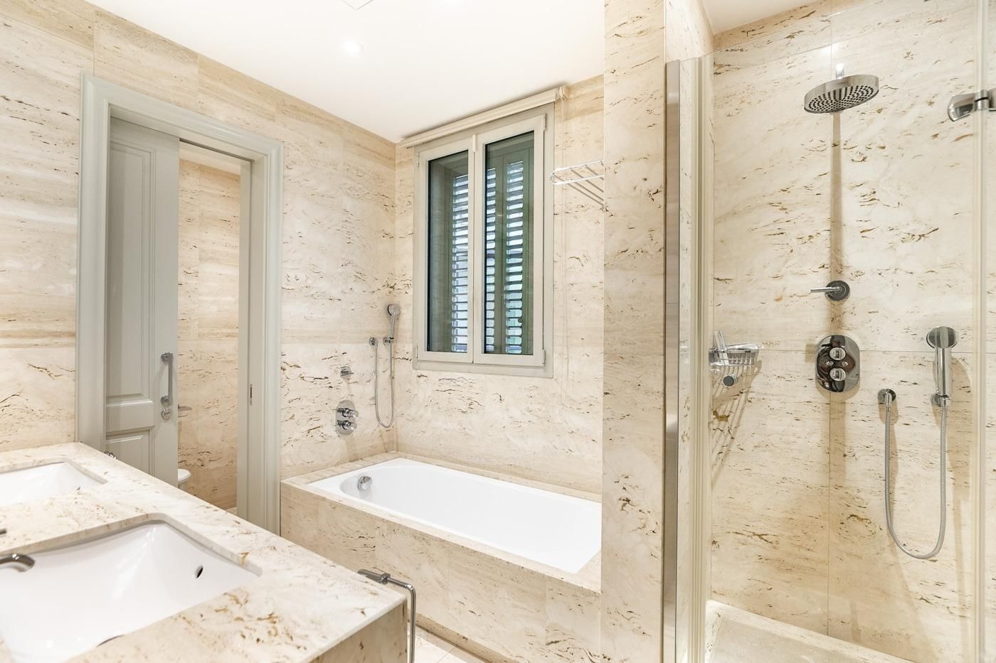 Huoneisto Barcelona, Espanja 4 makuuhuonetta, 220 m2 No. 141006