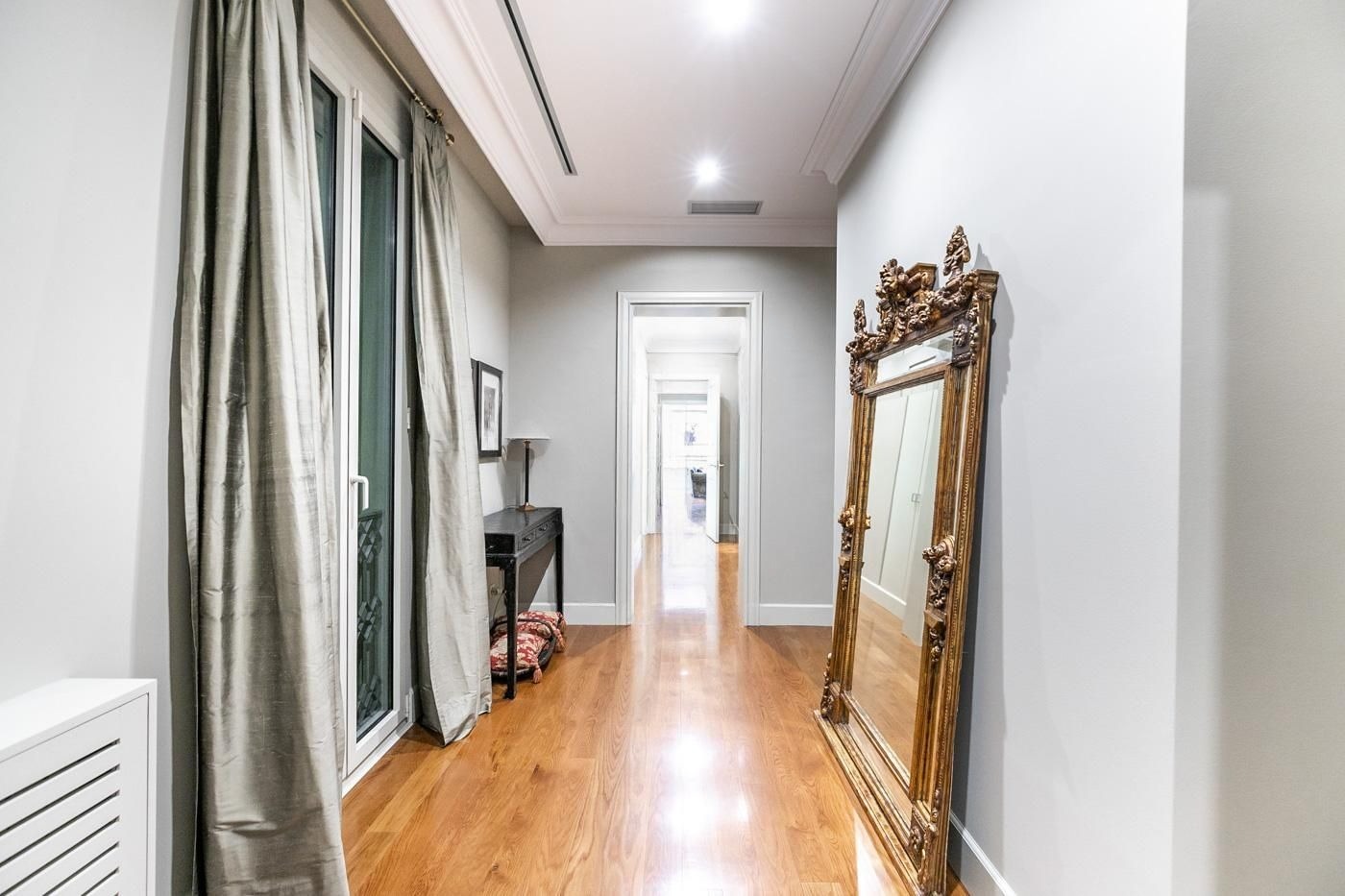 Huoneisto Barcelona, Espanja 4 makuuhuonetta, 220 m2 No. 141006