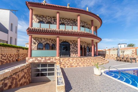 Villa en La Zenia, Alicante, España 624 m2 No. 190779
