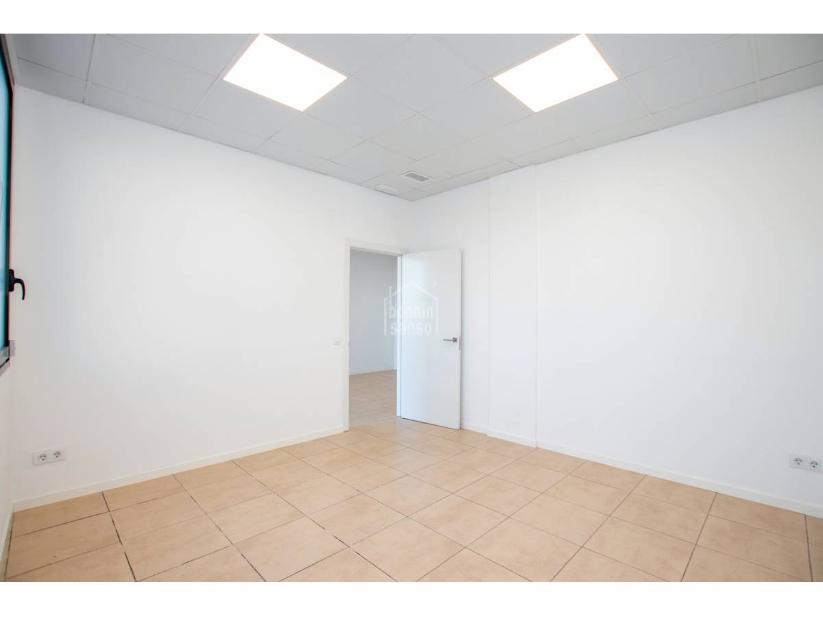 Commercial property in Mahon, Menorca, Spain 114 sq.m. No. 65104