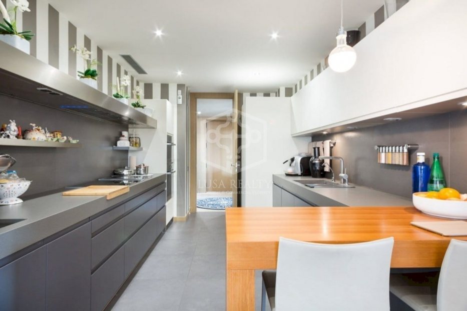 Huoneisto Barcelona, Espanja 4 makuuhuonetta, 240 m2 No. 78315