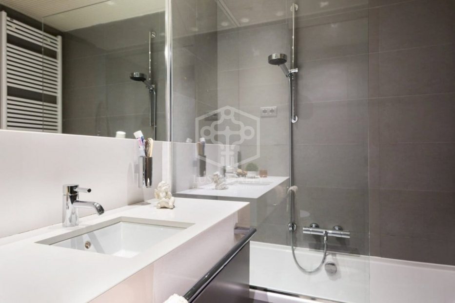Huoneisto Barcelona, Espanja 4 makuuhuonetta, 240 m2 No. 78315