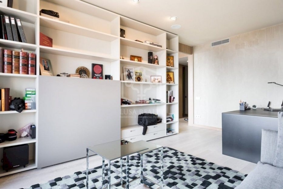 Huoneisto Barcelona, Espanja 4 makuuhuonetta, 240 m2 No. 78315