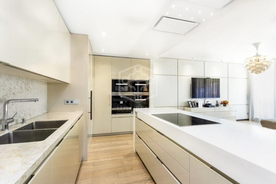 Huoneisto Barcelona, Espanja 4 makuuhuonetta, 325 m2 No. 78276