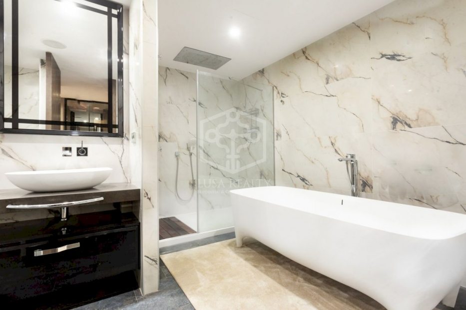 Huoneisto Barcelona, Espanja 4 makuuhuonetta, 325 m2 No. 78276