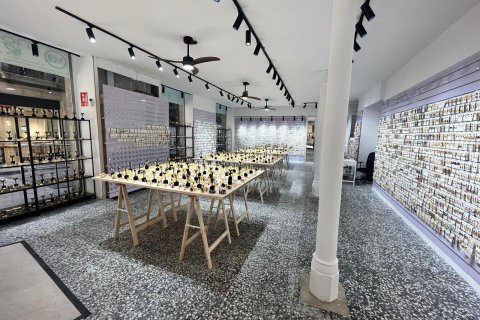 Commercial property à Barcelona, Espagne 130 m2 No. 160715