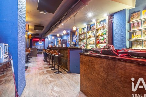 Commercial property in Madrid, Spain 1 bedroom, 120 sq.m. No. 196630