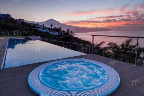 Villa in Poris de Abona, Tenerife, Spain 5 bedrooms, 900 sq.m. No. 102899