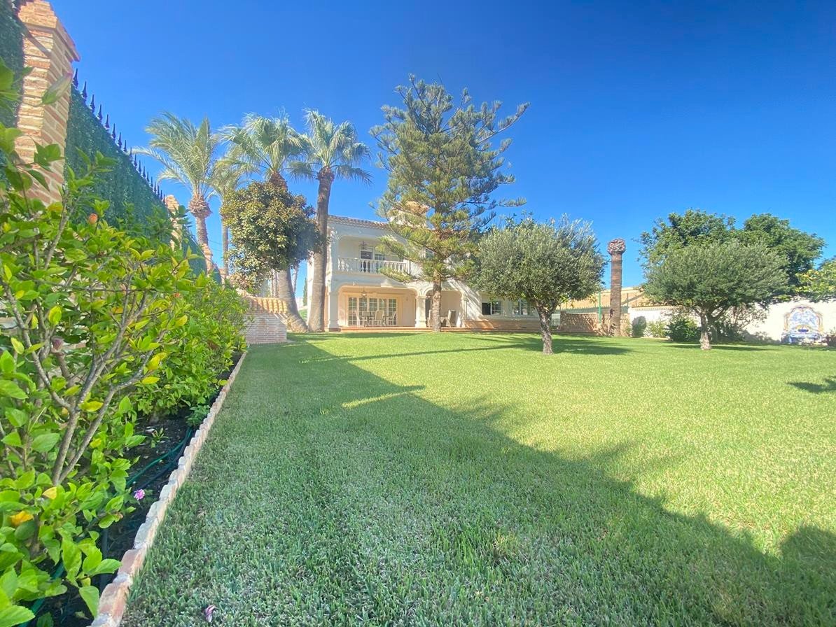 Villa in Cabo Roig, Alicante, Spain 8 bedrooms, 350 sq.m. No. 161735