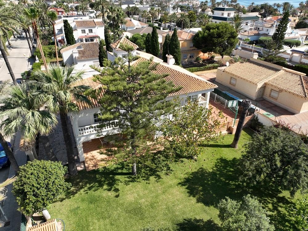 Villa in Cabo Roig, Alicante, Spain 8 bedrooms, 350 sq.m. No. 161735