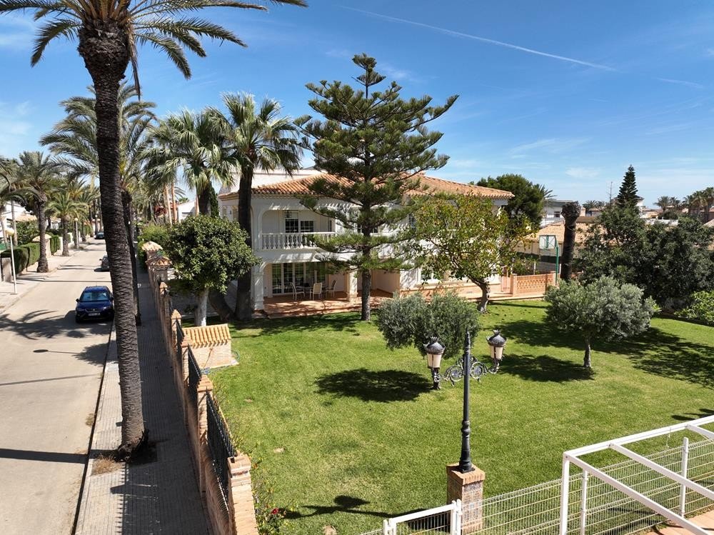 Villa in Cabo Roig, Alicante, Spain 8 bedrooms, 350 sq.m. No. 161735