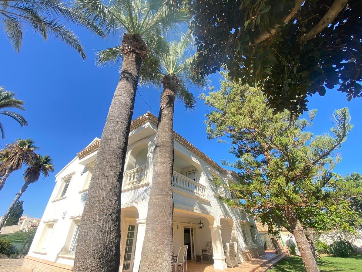 Villa in Cabo Roig, Alicante, Spain 8 bedrooms, 350 sq.m. No. 161735
