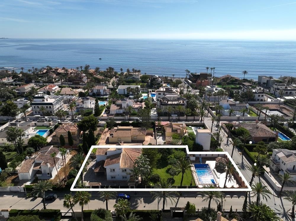 Villa in Cabo Roig, Alicante, Spain 8 bedrooms, 350 sq.m. No. 161735