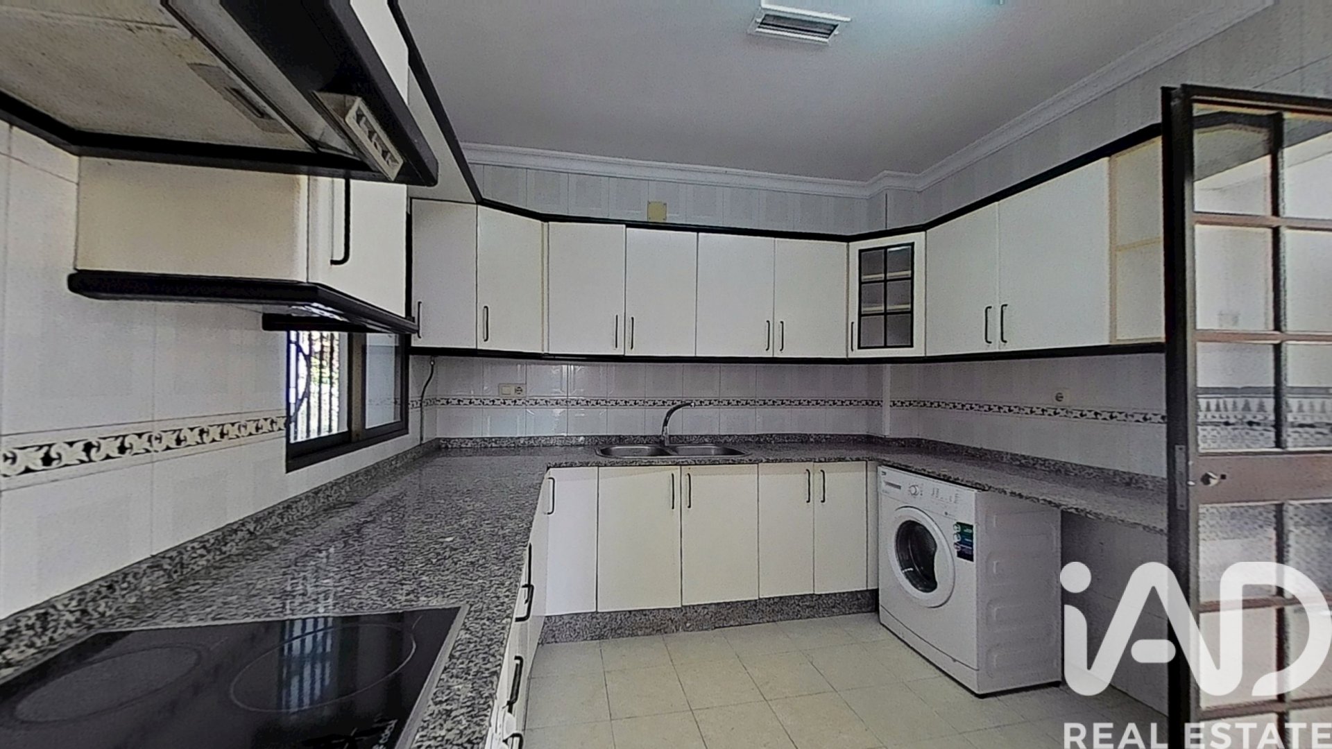 House in Rota, Cadiz, Spain 5 bedrooms, 200 sq.m. No. 173270