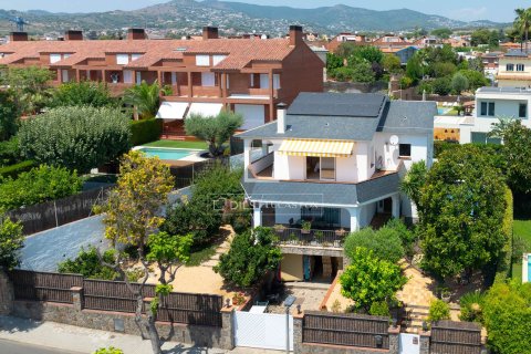 Villa in El Masnou, Barcelona, Spain 5 bedrooms, 376 sq.m. No. 192542