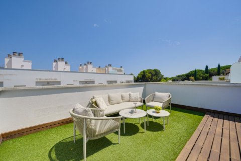 Kaupunkipientalo Lloret de Mar, Girona, Espanja 4 makuuhuonetta, 264 m2 No. 164575