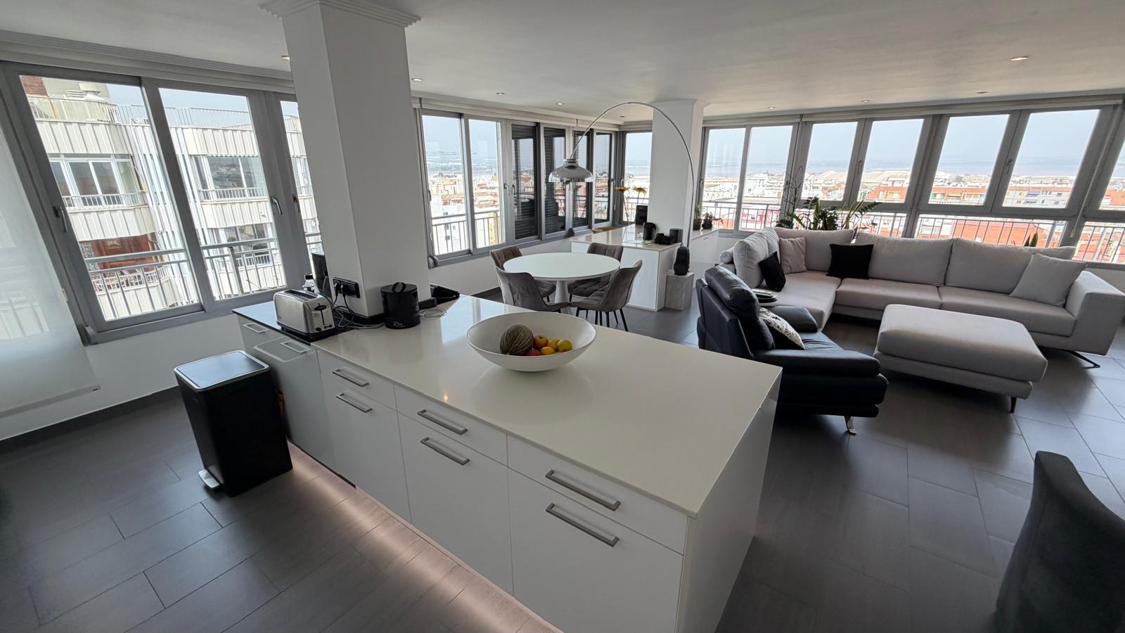Apartamento en Torrevieja, Alicante, España 2 dormitorios, 94 m2 No. 190342