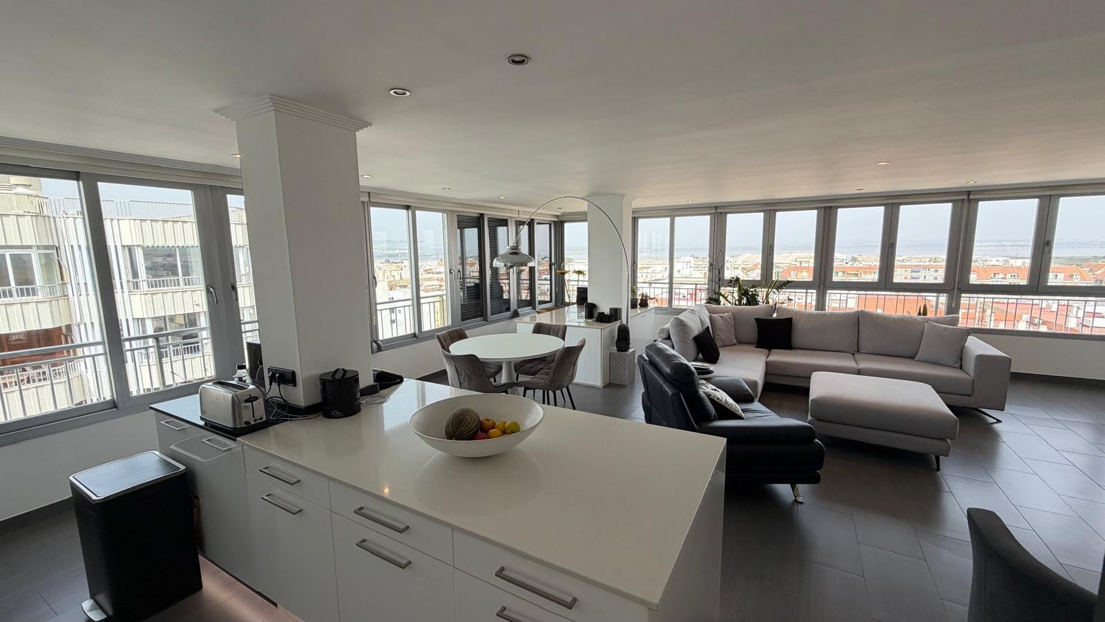 Apartamento en Torrevieja, Alicante, España 2 dormitorios, 94 m2 No. 190342