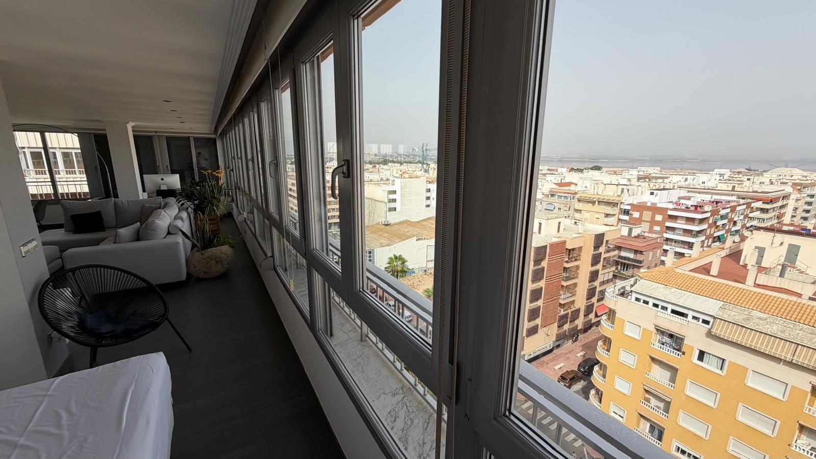 Apartamento en Torrevieja, Alicante, España 2 dormitorios, 94 m2 No. 190342