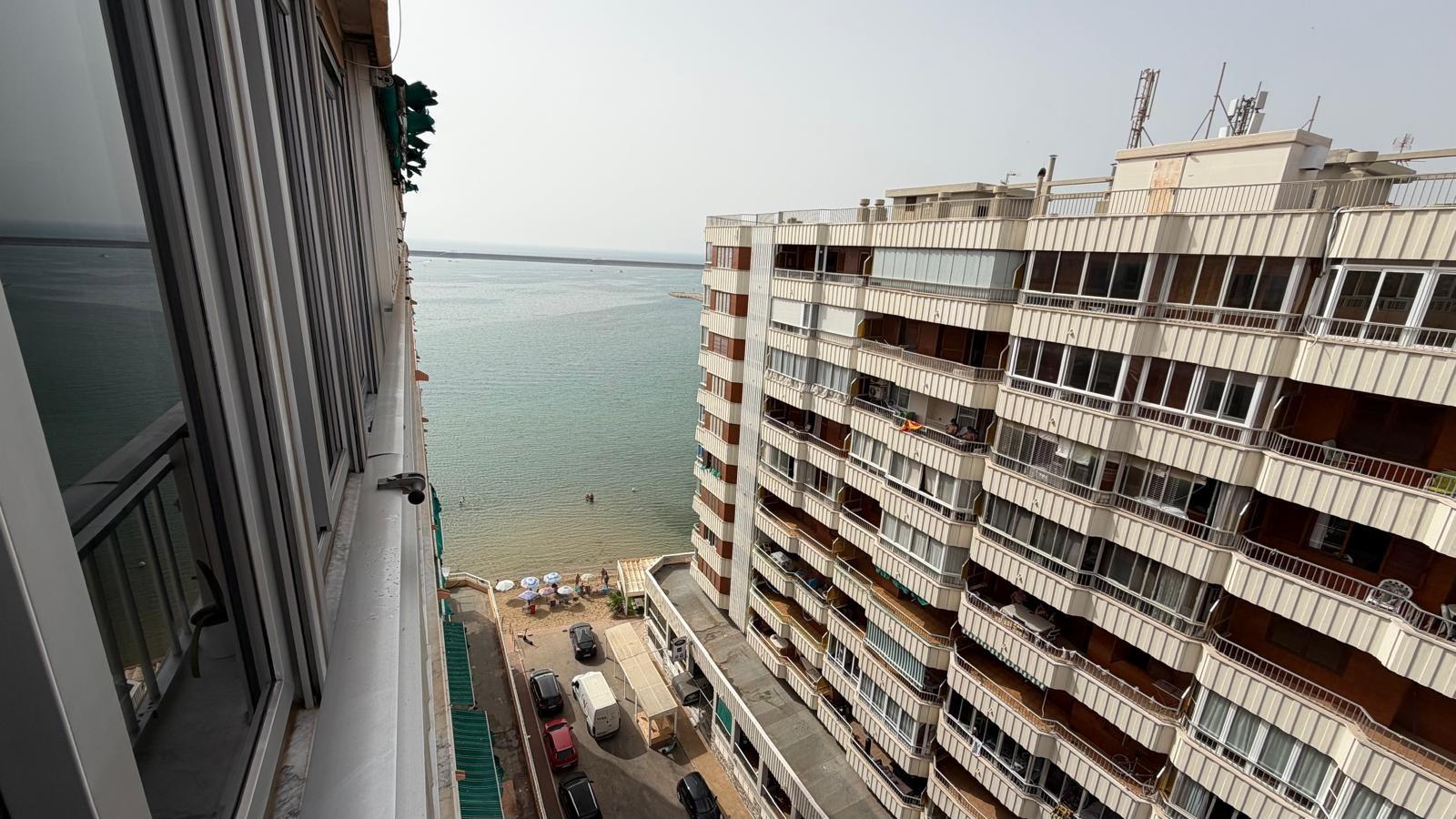 Apartamento en Torrevieja, Alicante, España 2 dormitorios, 94 m2 No. 190342