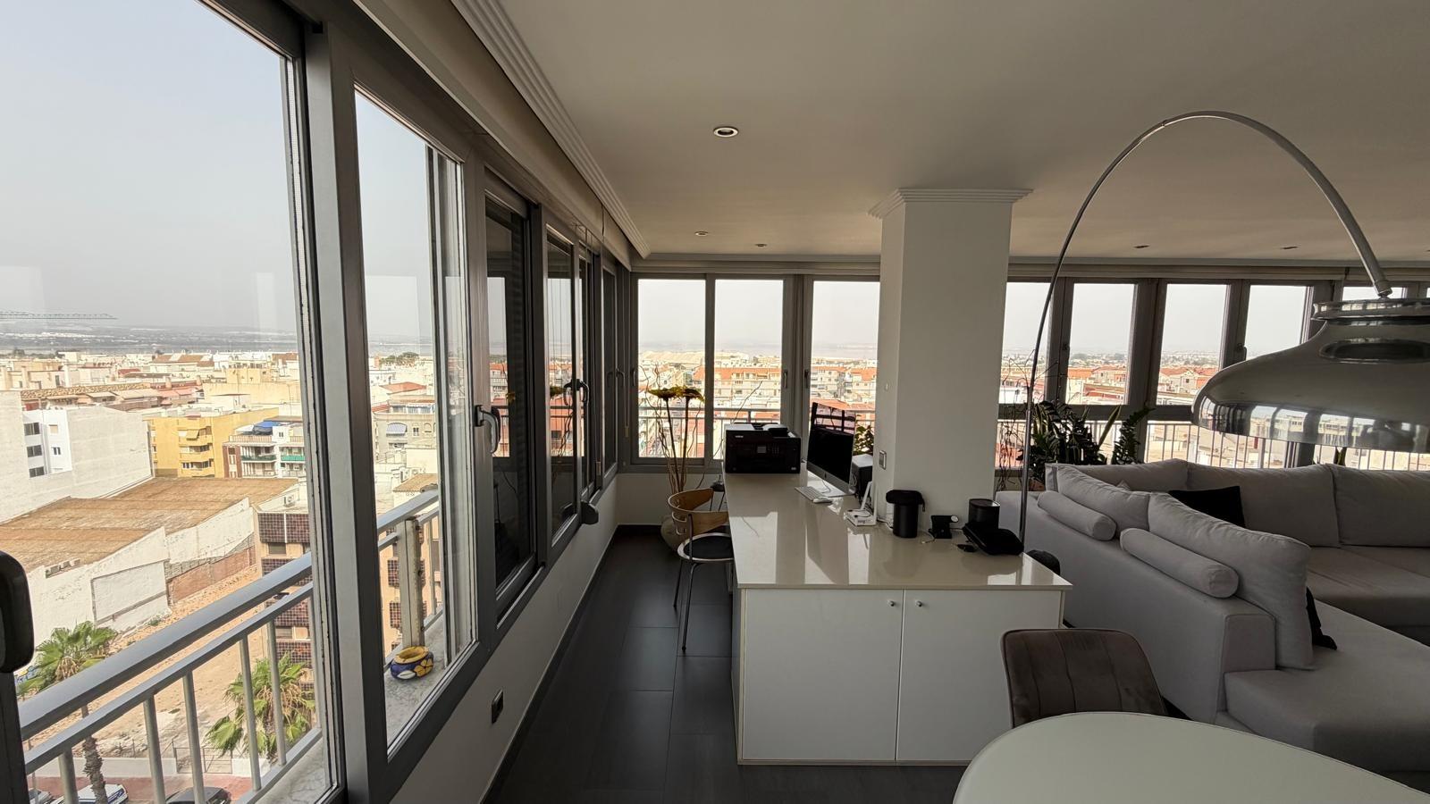 Apartamento en Torrevieja, Alicante, España 2 dormitorios, 94 m2 No. 190342