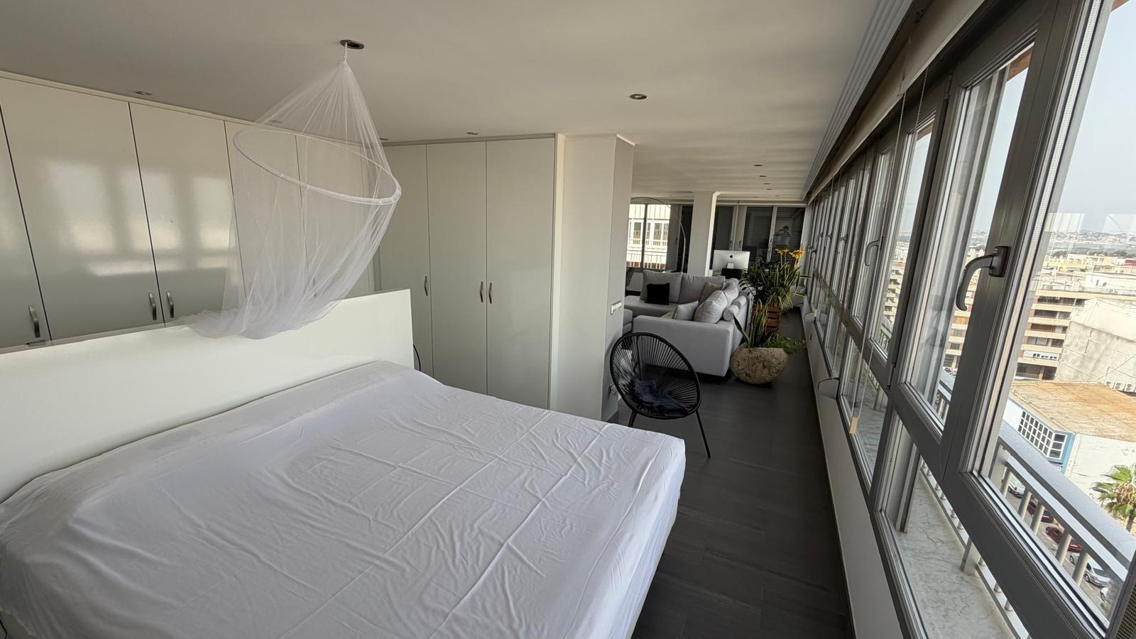 Apartamento en Torrevieja, Alicante, España 2 dormitorios, 94 m2 No. 190342