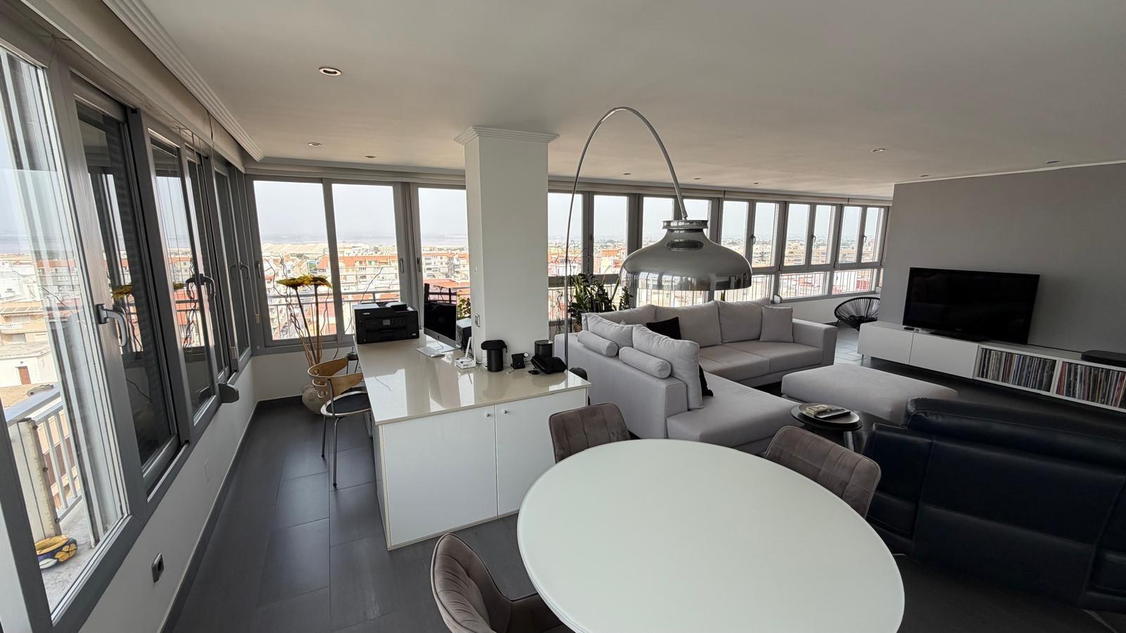 Apartamento en Torrevieja, Alicante, España 2 dormitorios, 94 m2 No. 190342