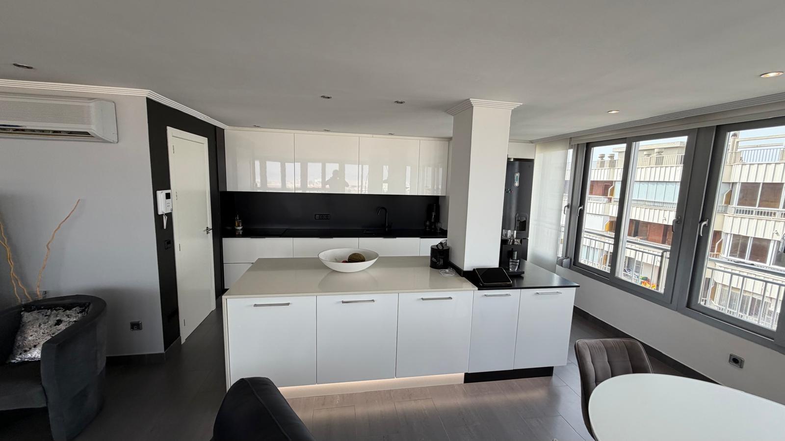Apartamento en Torrevieja, Alicante, España 2 dormitorios, 94 m2 No. 190342