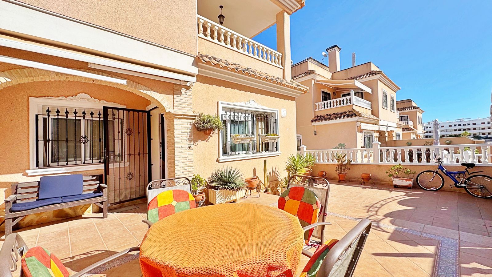 Tvåvåningslägenhet i Villamartin, Alicante, Spanien 3 sovrum, 98 kvm. Nr. 154513