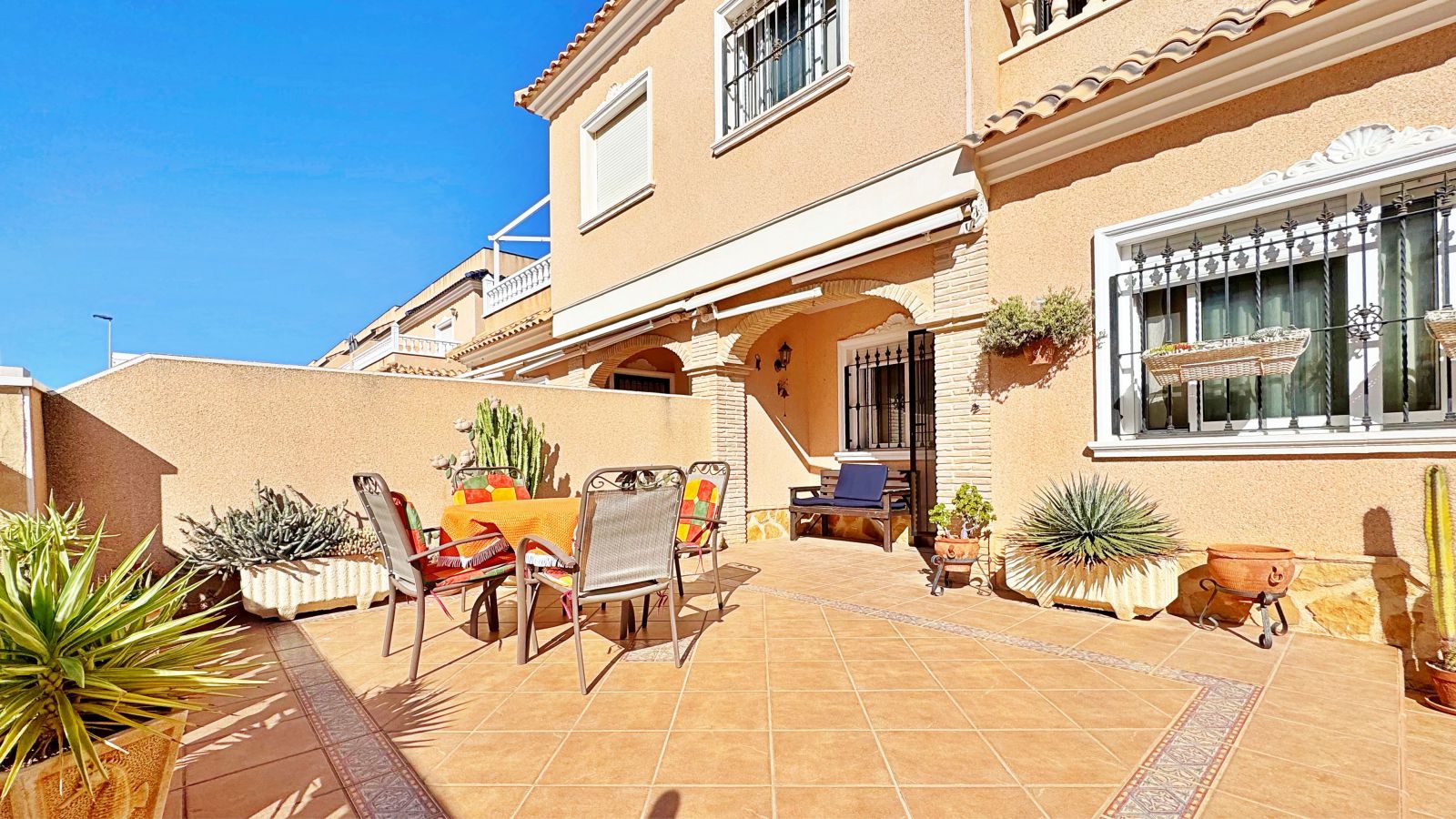 Tvåvåningslägenhet i Villamartin, Alicante, Spanien 3 sovrum, 98 kvm. Nr. 154513