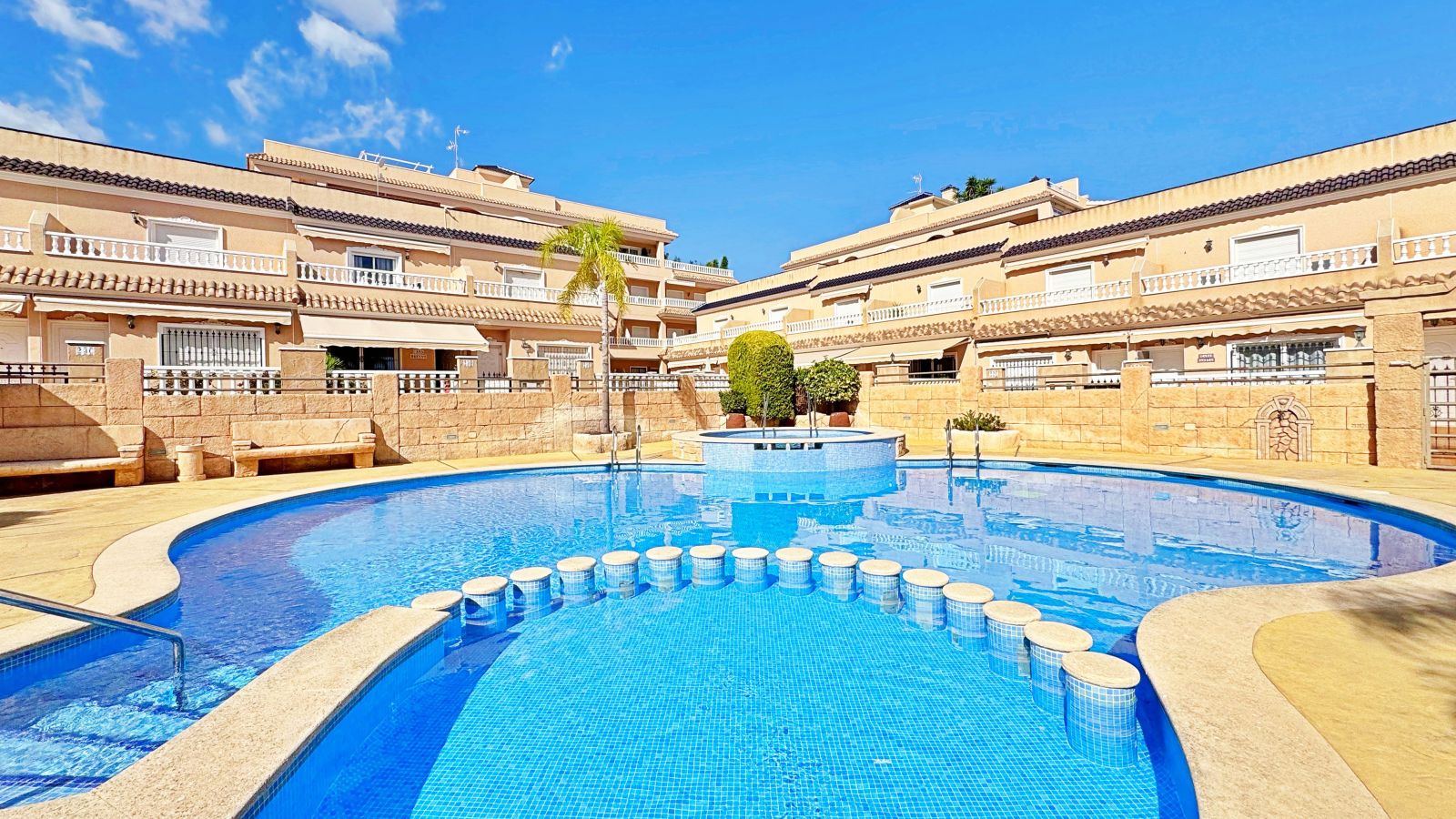 Tvåvåningslägenhet i Villamartin, Alicante, Spanien 3 sovrum, 98 kvm. Nr. 154513