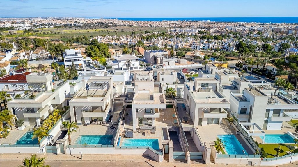 Villa in Alicante, Spain 6 bedrooms, 197 sq.m. No. 145300