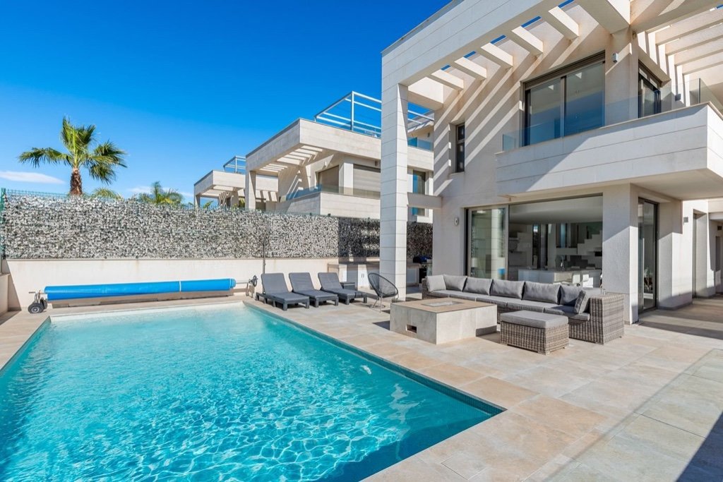 Villa in Alicante, Spain 6 bedrooms, 197 sq.m. No. 145300