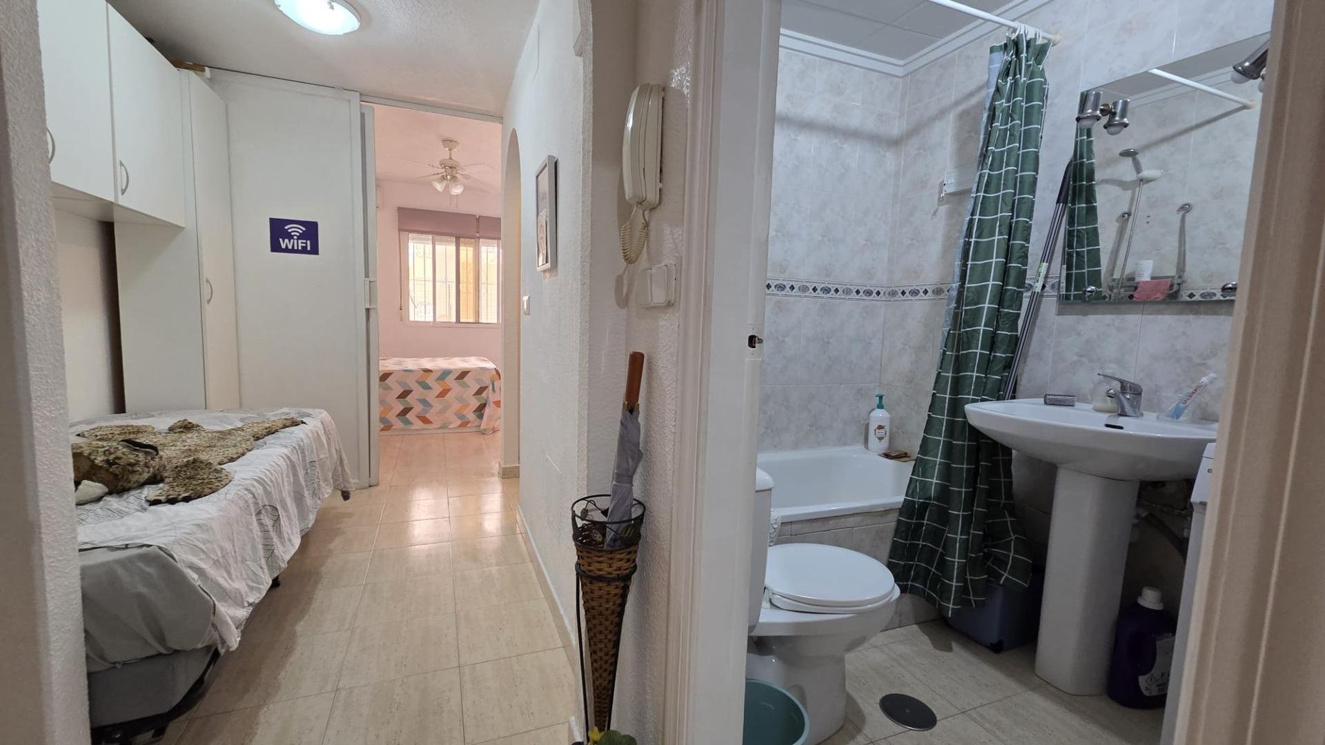 Huoneisto Torrevieja, Alicante, Espanja 39 m2 No. 194944