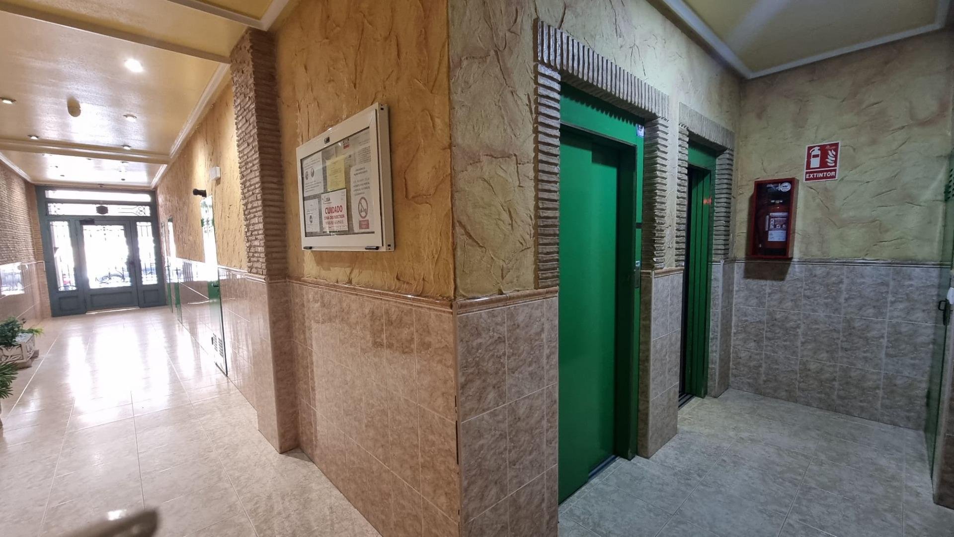 Apartamento en Torrevieja, Alicante, España 2 dormitorios, 63 m2 No. 182866