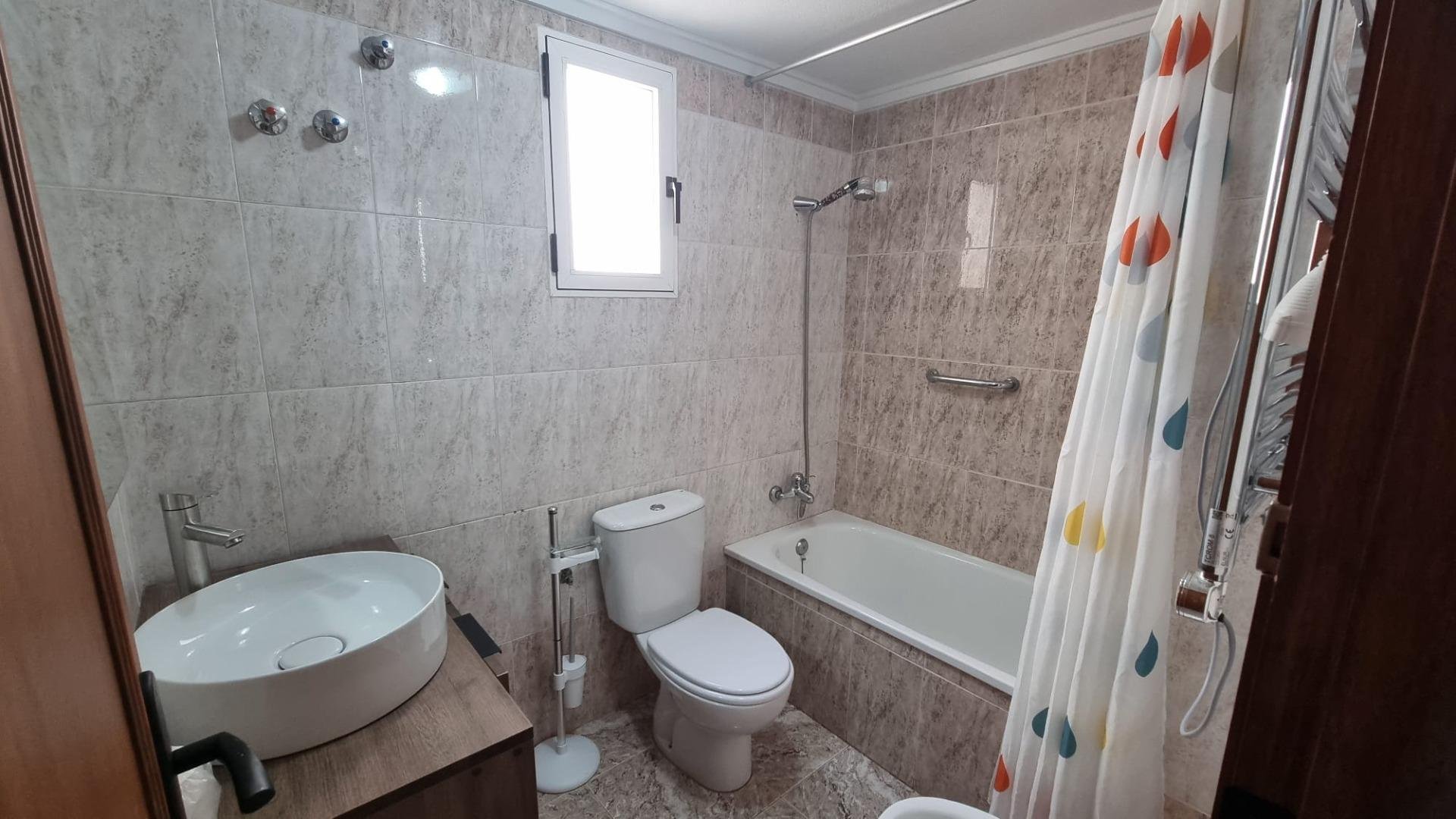 Apartamento en Torrevieja, Alicante, España 2 dormitorios, 63 m2 No. 182866