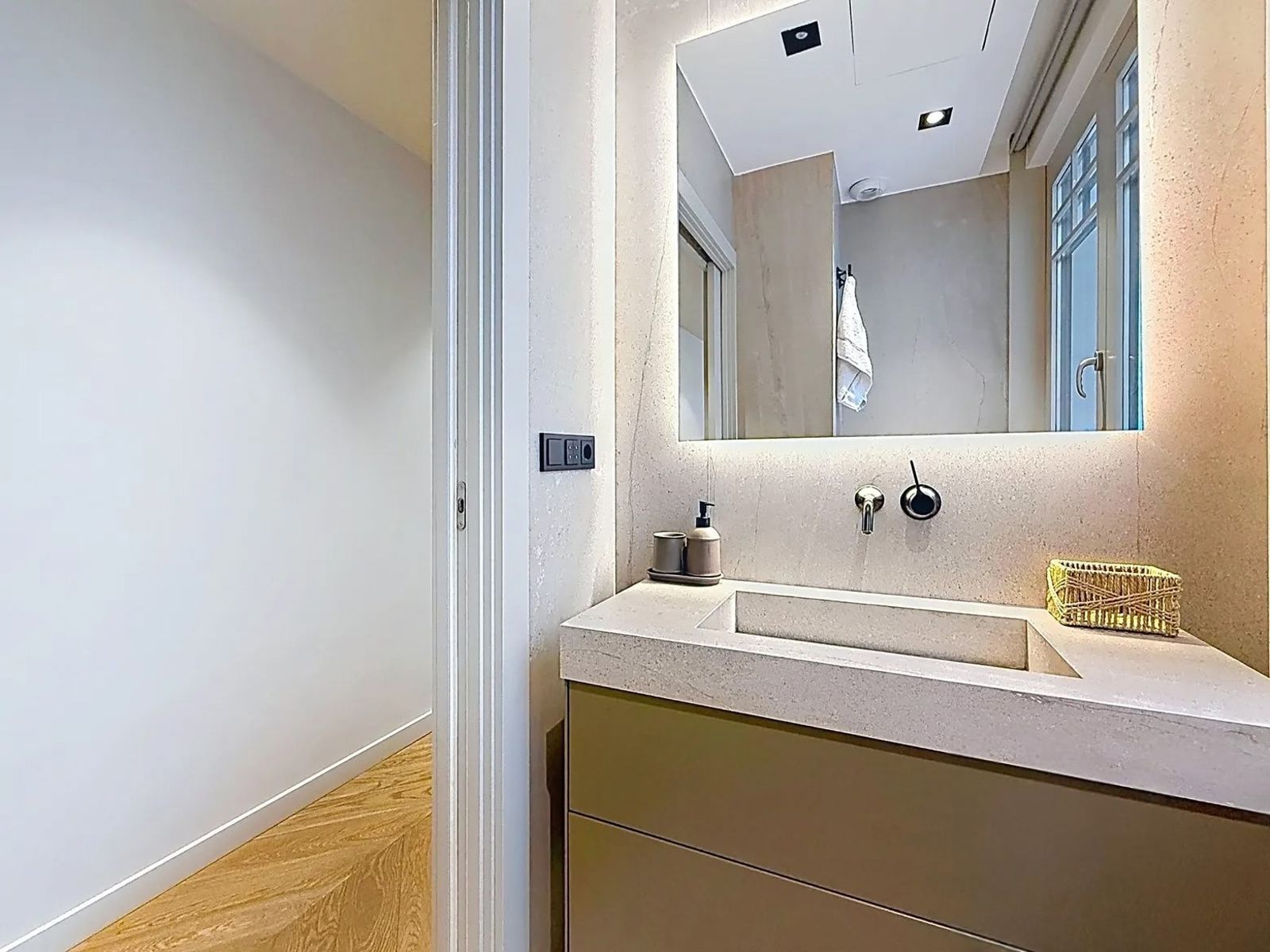 Apartamento en Barcelona, España 1 dormitorio, 105 m2 No. 182387