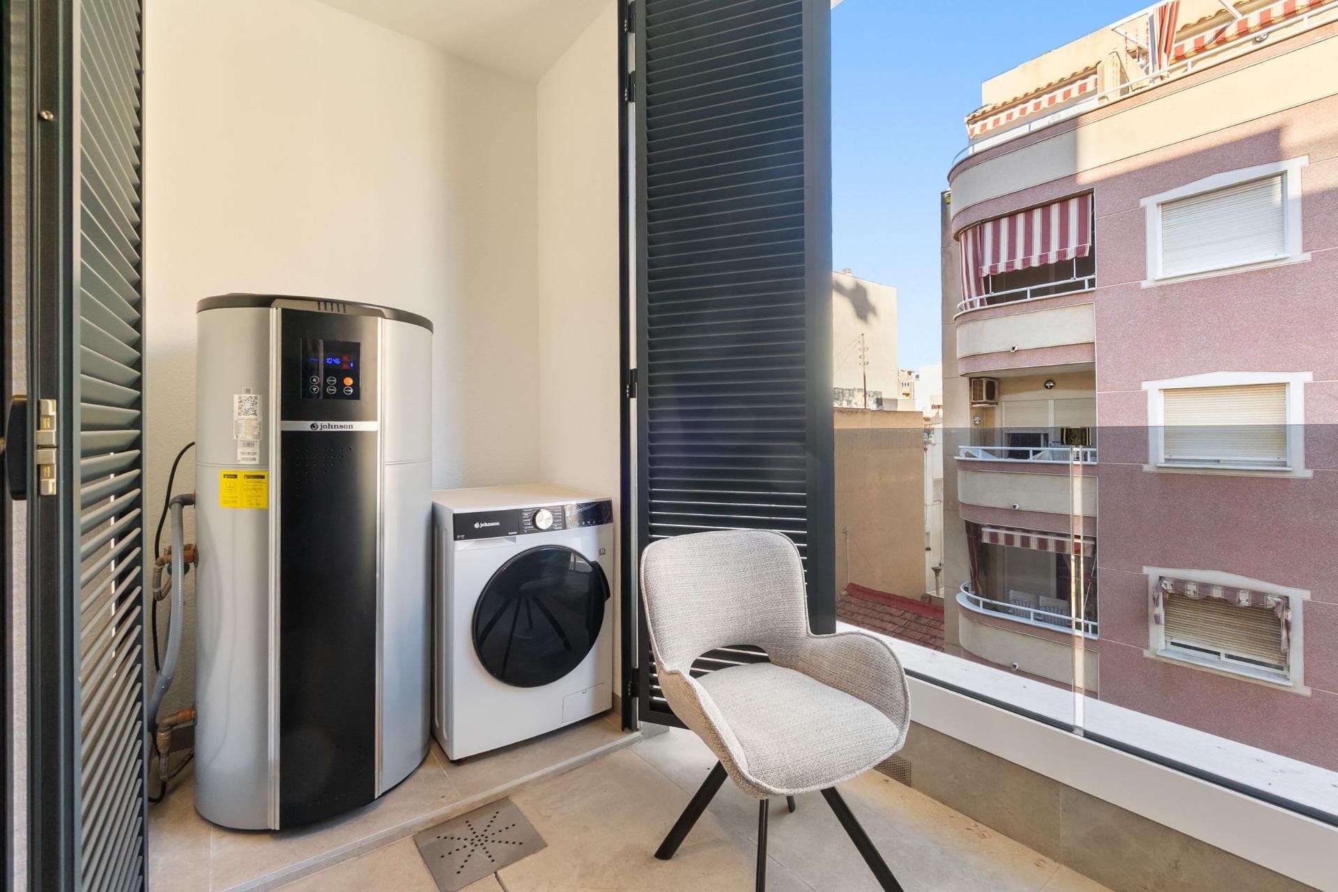 Apartment in Torrevieja, Alicante, Spain 2 bedrooms, 82 sq.m. No. 194253