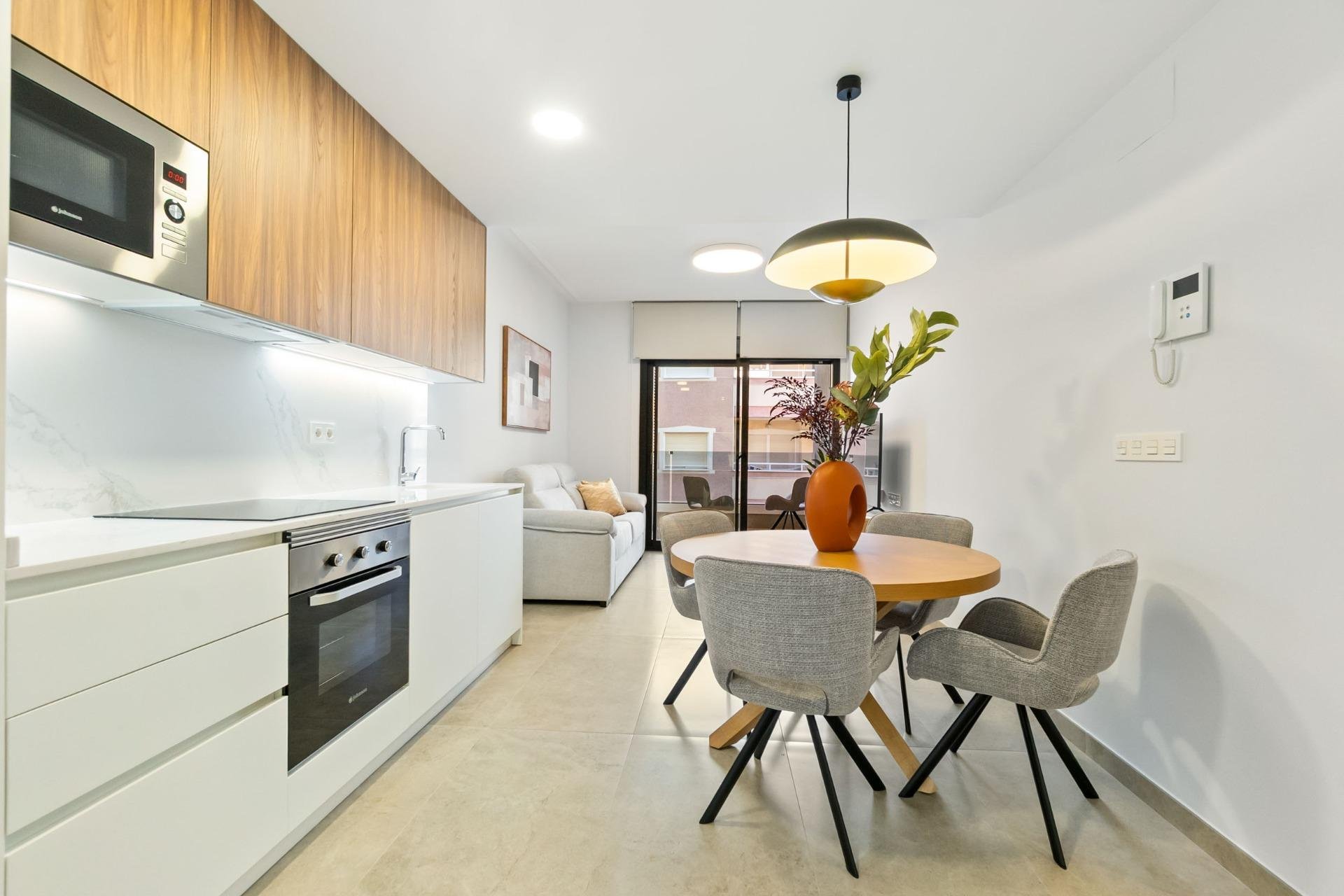 Apartment in Torrevieja, Alicante, Spain 2 bedrooms, 82 sq.m. No. 194253