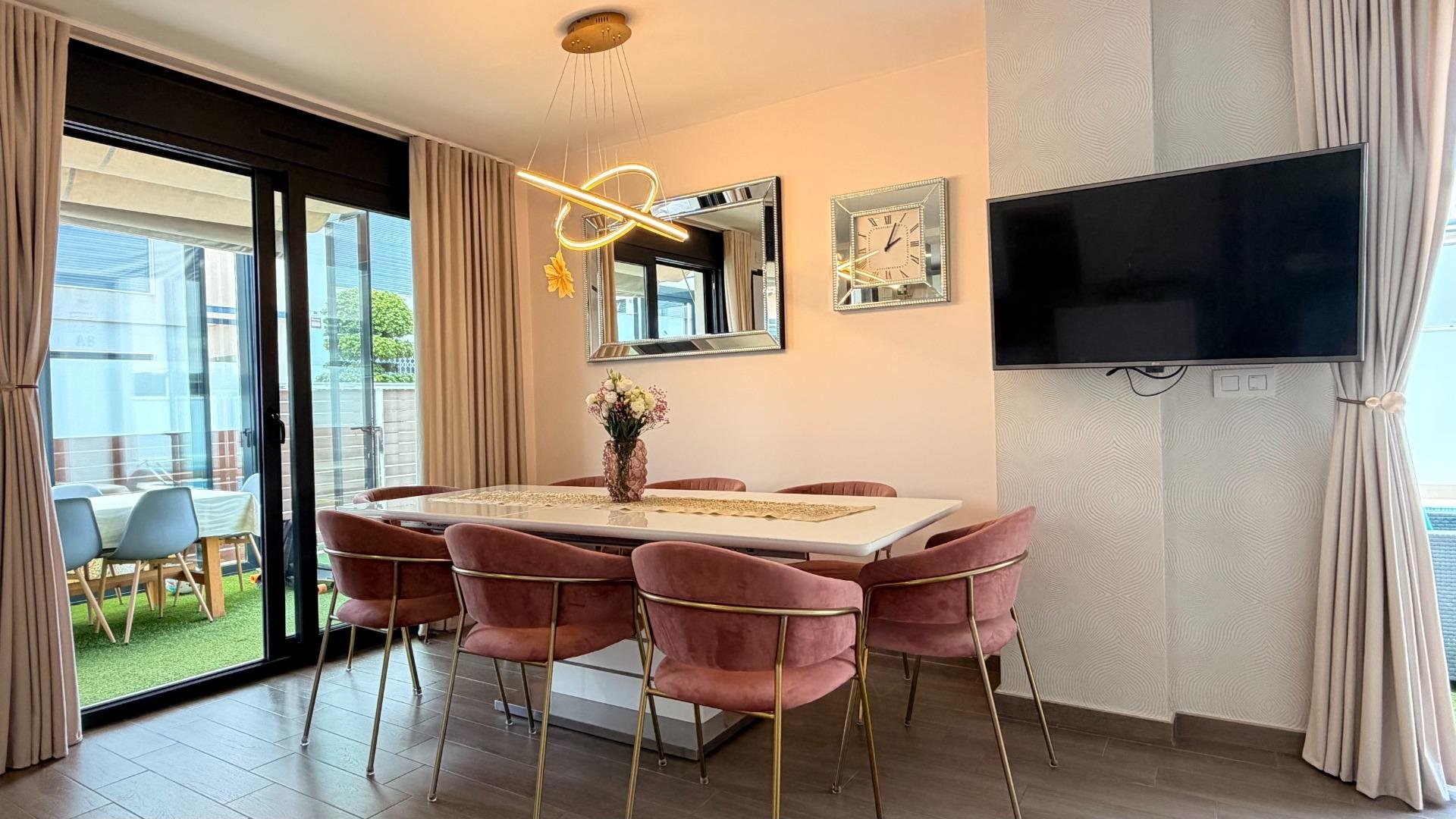 Villa in Torrevieja, Alicante, Spanien 5 Schlafzimmer, 194 m2 Nr. 168009