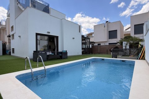 Villa a Torrevieja, Alicante, Spagna 5 camere da letto, 194 mq. N° 168009