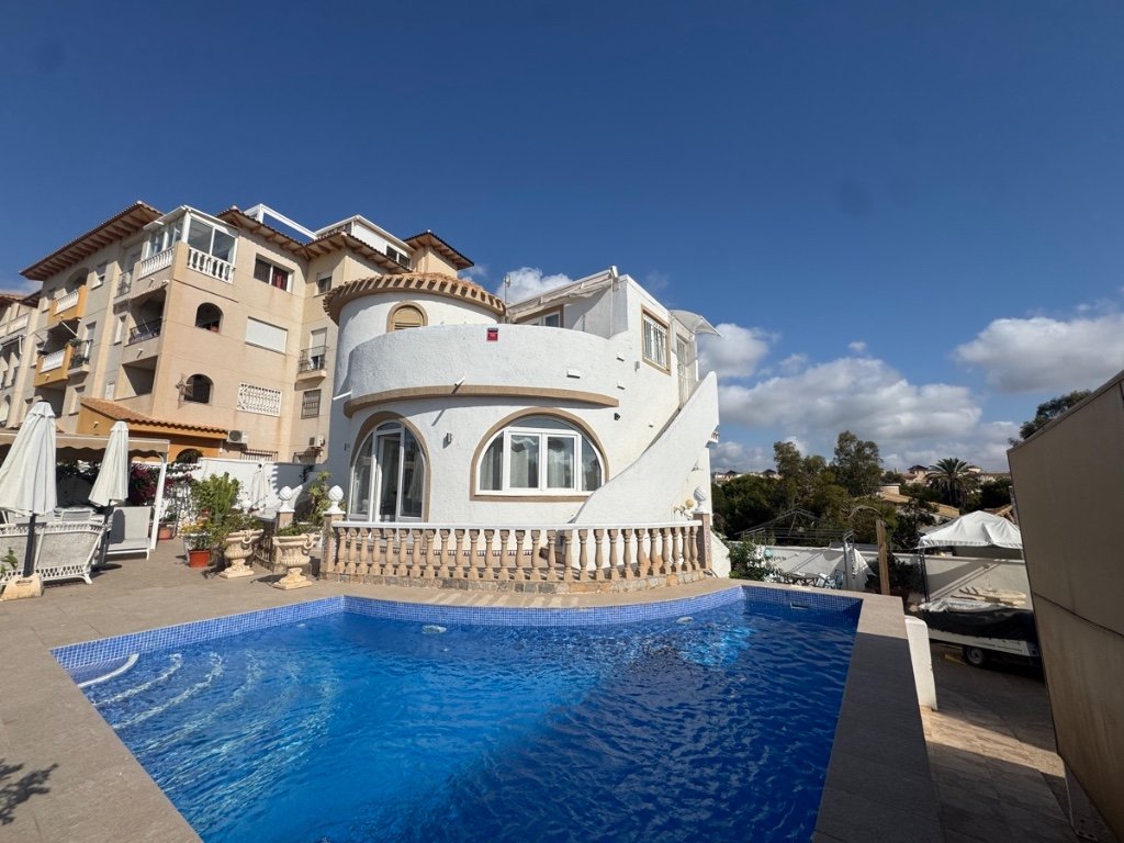 Villa a La Zenia, Alicante, Spagna 4 camere da letto, 177 mq. N° 145367
