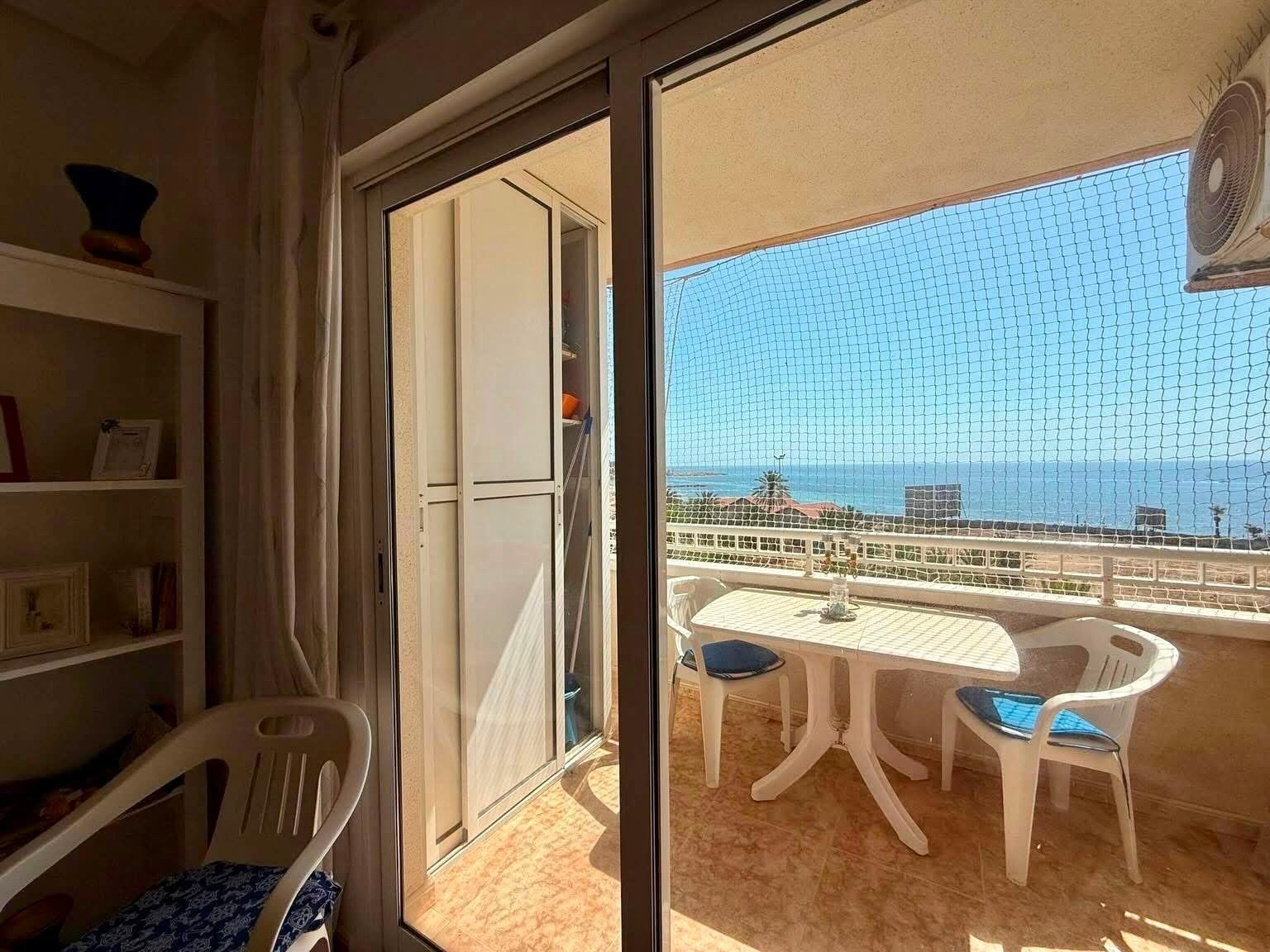 Apartamento en Torrevieja, Alicante, España 2 dormitorios, 64 m2 No. 190292