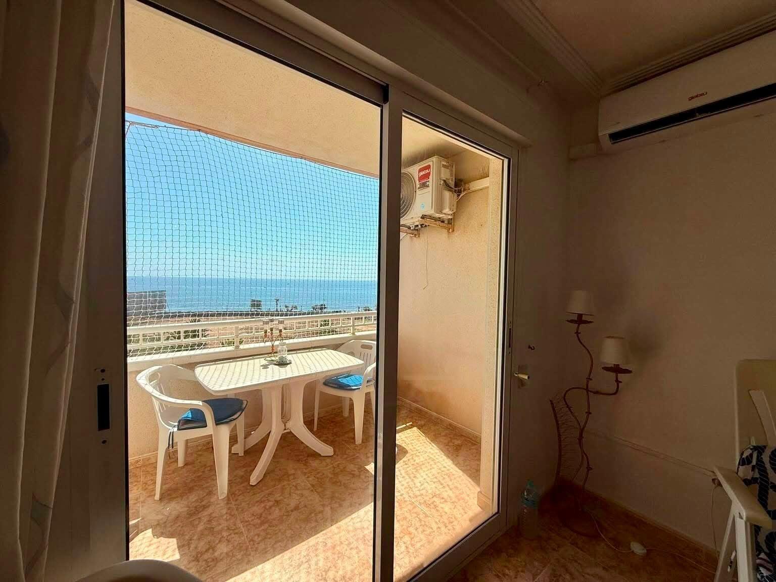 Apartamento en Torrevieja, Alicante, España 2 dormitorios, 64 m2 No. 190292