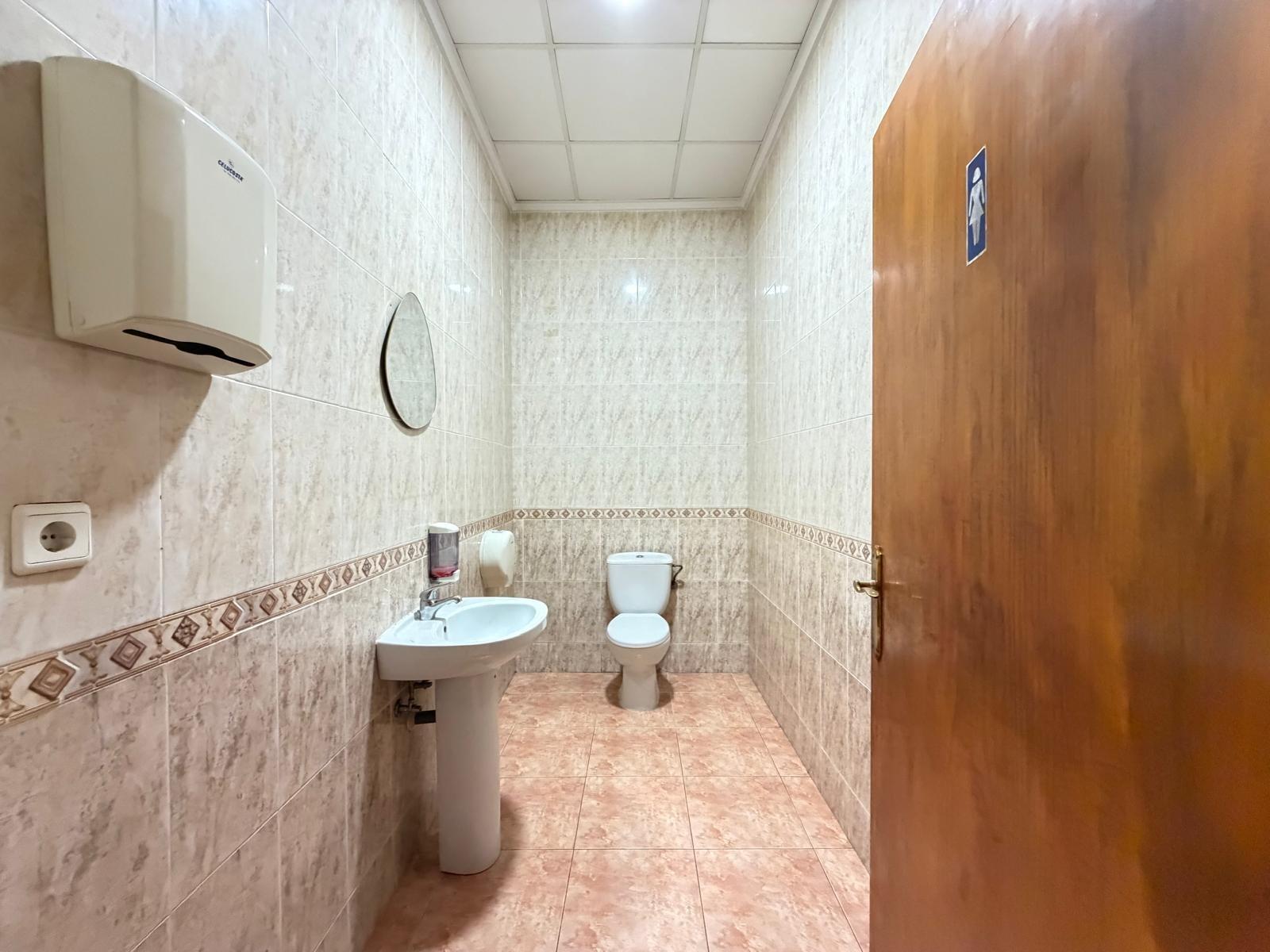 Liikekiinteistö Torrevieja, Alicante, Espanja 98 m2 No. 196286